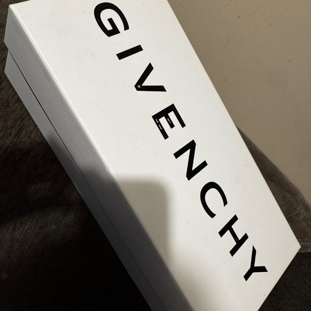 Givenchy slide - Picture 2 of 2
